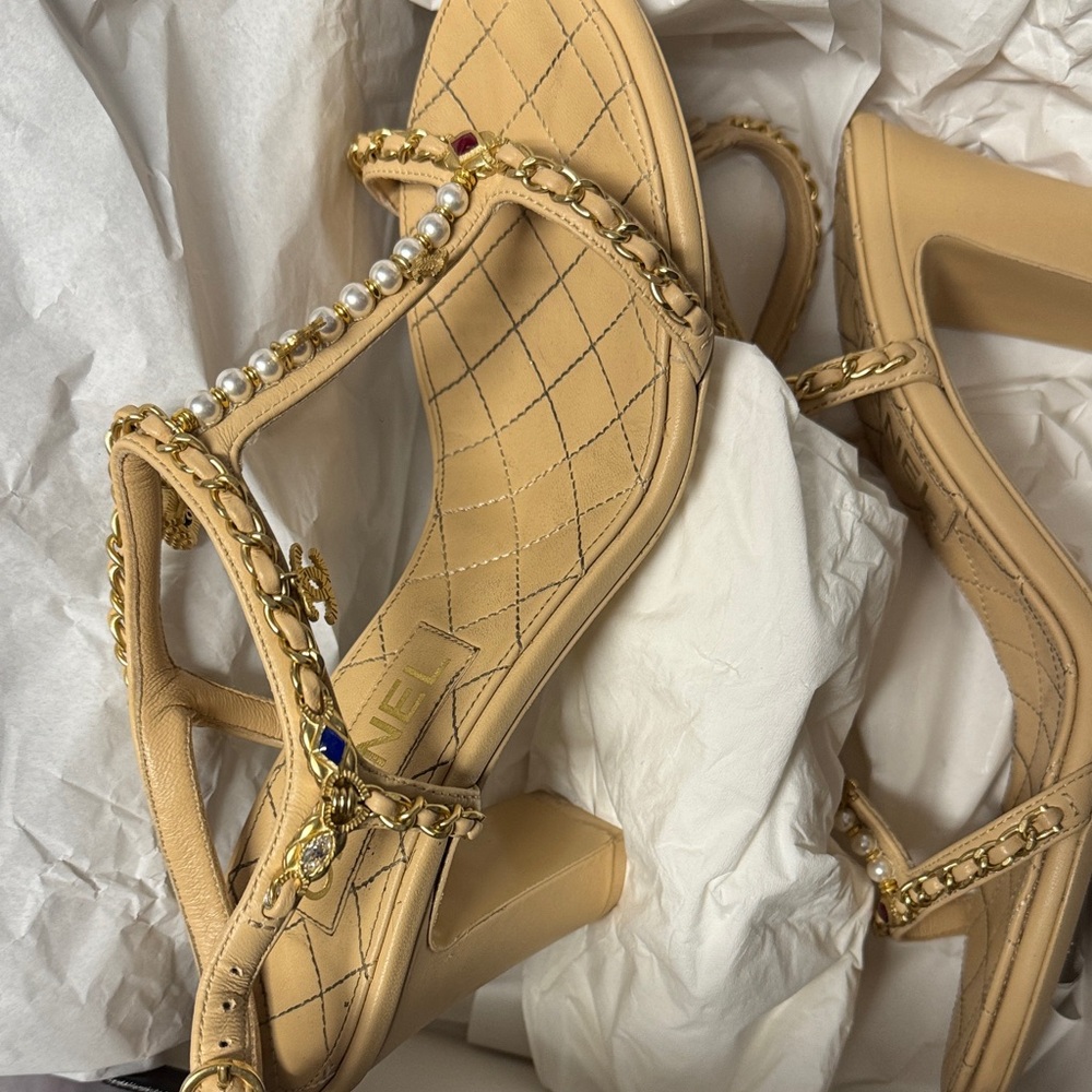 CHANEL beige sandals 👡